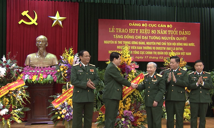 Trao Huy hiệu 80 năm tuổi Đảng tặng Đại tướng Nguyễn Quyết